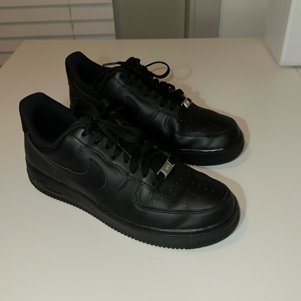 Women’s size 10 NIKE Air Force 1 ‘07 low AF1 Black leather